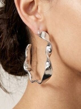 😍SHOW SPECIAL Joe Fresh Silver Tone Wavy Hoop Earrings